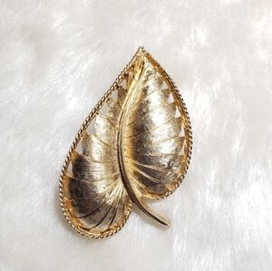 VINTAGE Coro Pegasus Leaf Brooch Gold Tone MCM